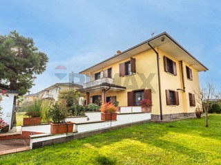 Villa in Vendita a Cerro al Lambro, 549'000&euro;, 270 m²