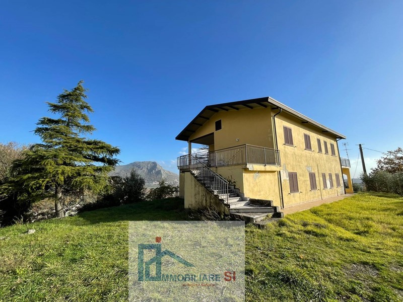 Casa Indipendente in Vendita a Cautano, 250 m²