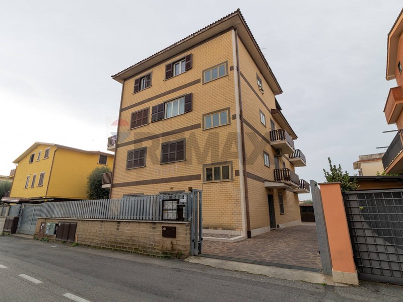 Quadrilocale in Vendita a Roma, 240'000&euro;, 145 m²