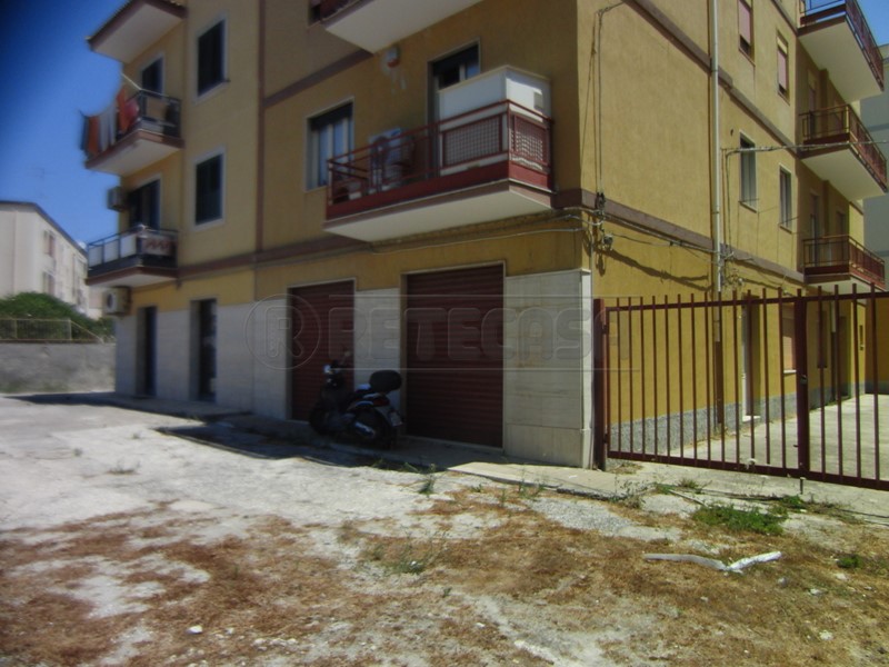 Trilocale in Vendita a Siracusa, zona ZECCHINO, 40'000&euro;, 62 m², con Box