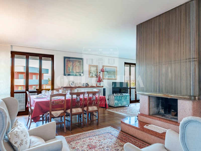 Appartamento in Vendita a Peschiera del Garda, 695'000&euro;, 237 m², con Box