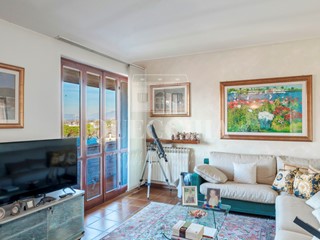 Appartamento in Vendita a Peschiera del Garda, 695'000&euro;, 237 m², con Box