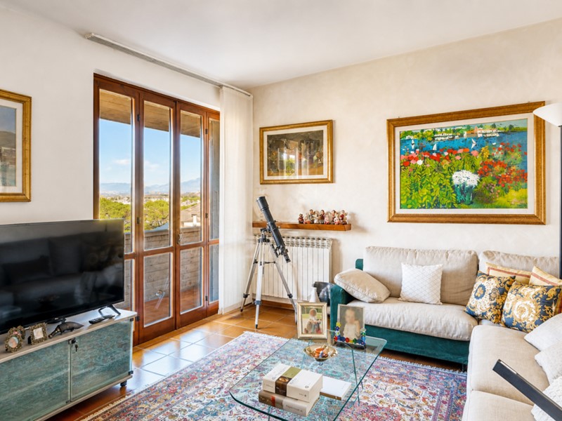 Appartamento in Vendita a Peschiera del Garda, 675'000&euro;, 237 m², con Box