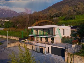 Casa Indipendente in Vendita a Sale Marasino, 1'020'000&euro;, 290 m², con Box