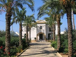 Villa in Vendita a Castelvetrano, 950'000&euro;, 350 m², arredato, con Box