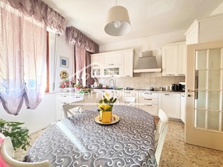 Appartamento in Vendita a Empoli, 220'000&euro;, 120 m², con Box