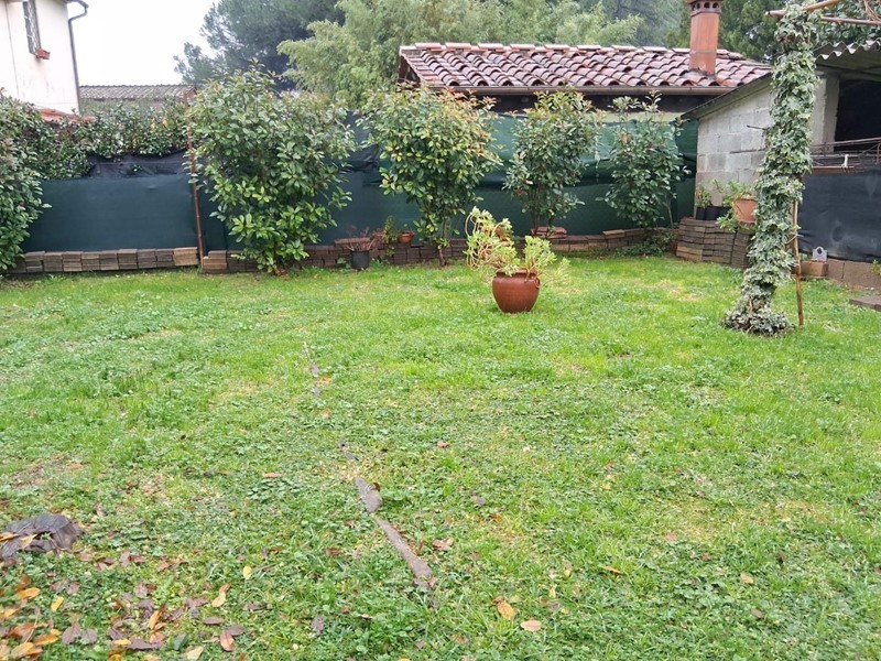 Casa Indipendente in Vendita a Capannori, zona Colle di Compito, 150'000&euro;, 200 m²