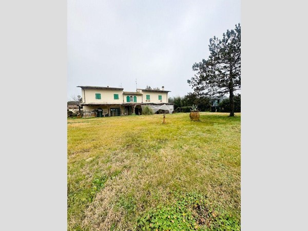 Villa in Vendita a Calcinaia, 250'000&euro;, 420 m²