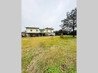 Villa in Vendita a Calcinaia, 250'000&euro;, 420 m²