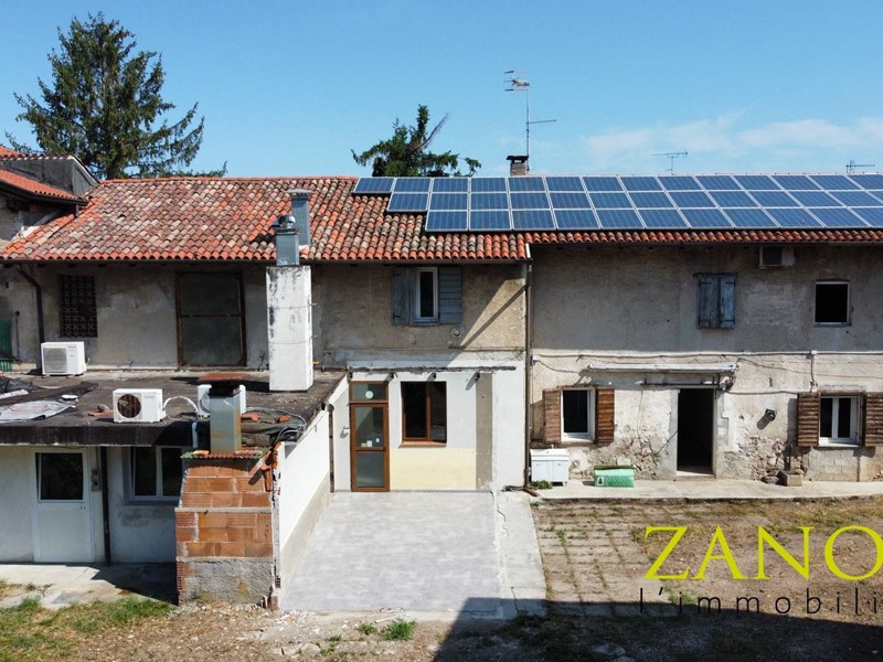 Casa Indipendente in Vendita a Mariano del Friuli, 149'000&euro;, 543 m²