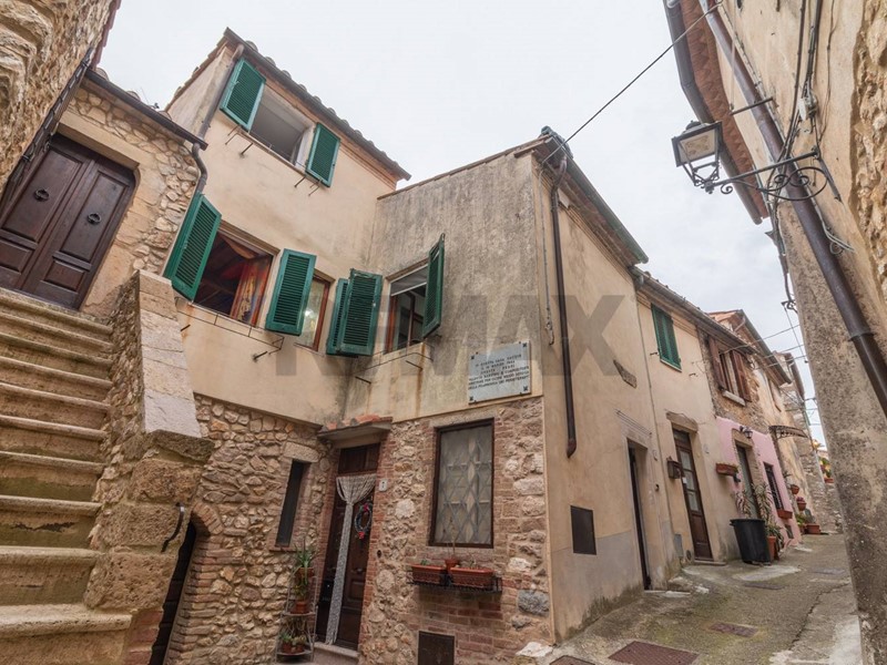 Trilocale in Vendita a Semproniano, 125'000&euro;, 141 m²