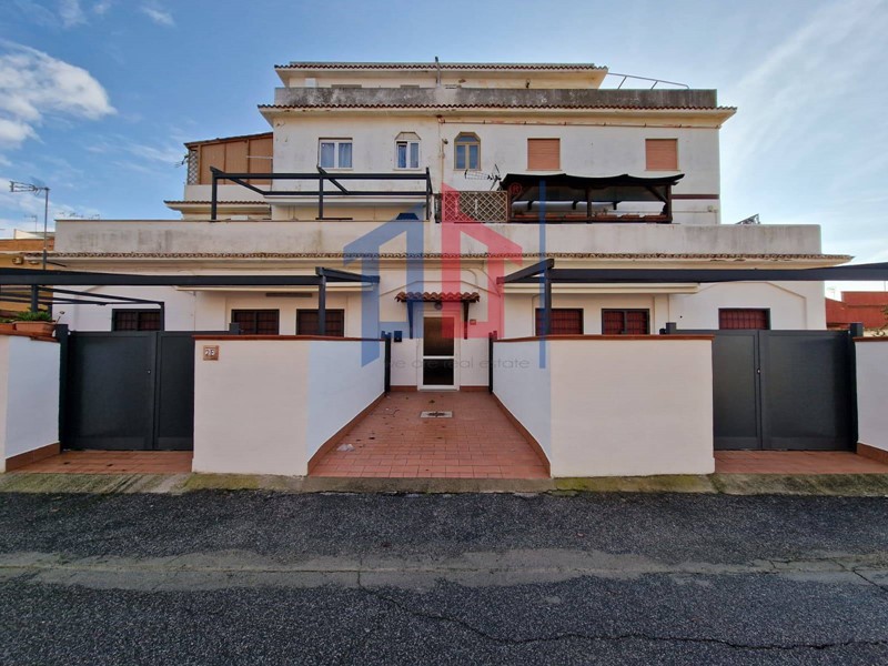 Trilocale in Vendita a Pomezia, 139'000&euro;, 75 m²