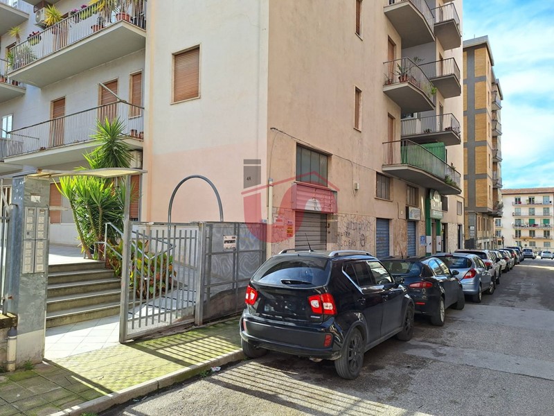 Negozio in Affitto a Benevento, 400&euro;, 36 m²