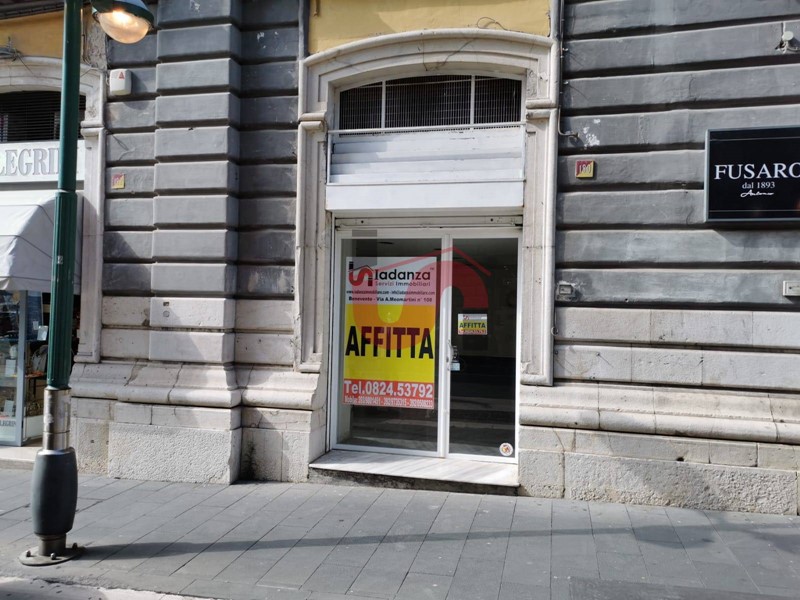 Negozio in Affitto a Benevento, 900&euro;, 82 m²