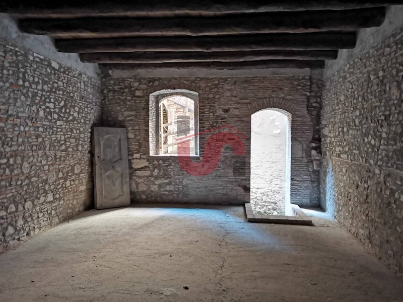 Negozio in Affitto a Benevento, 2'500&euro;, 270 m²