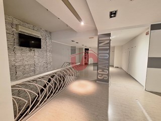 Immobile commerciale in Affitto a Benevento, 2'500&euro;, 250 m²