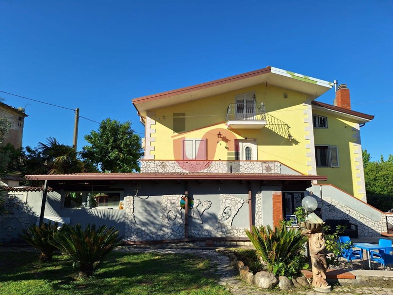 Casa Indipendente in Vendita a Benevento, 230'000&euro;, 200 m²