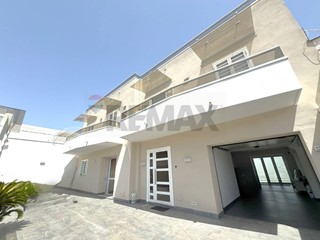 Casa Semi Indipendente in Vendita a Napoli, 300'000&euro;, 185 m²