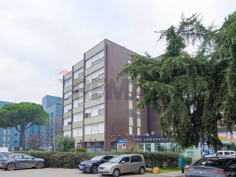 Negozio in Affitto a Prato, 2'100&euro;, 395 m²