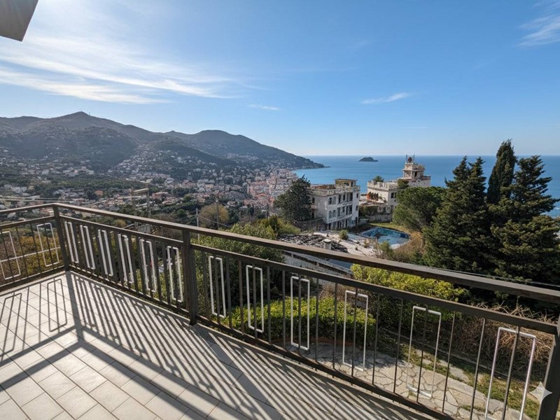 Villa in Vendita a Alassio, 590'000&euro;, 235 m²