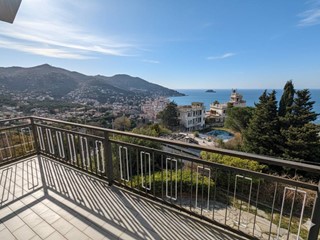 Villa in Vendita a Alassio, 590'000&euro;, 235 m²