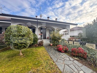 Villa in Vendita a Bruino, 359'000&euro;, 330 m², con Box