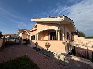 Casa Indipendente in Vendita a Ardea, zona Tor San Lorenzo, 219'000&euro;, 151 m²