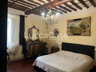 Casa Indipendente in Vendita a Capannori, zona Colle di Compito, 150'000&euro;, 200 m²