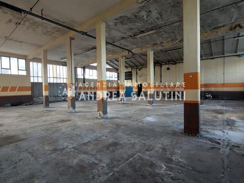 Magazzino in Vendita a Pontedera, 290'000&euro;, 556 m²