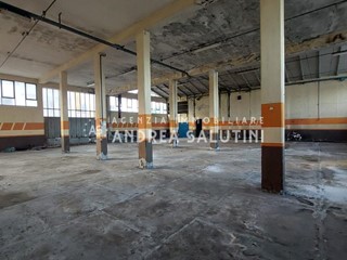 Magazzino in Vendita a Pontedera, 290'000&euro;, 556 m²