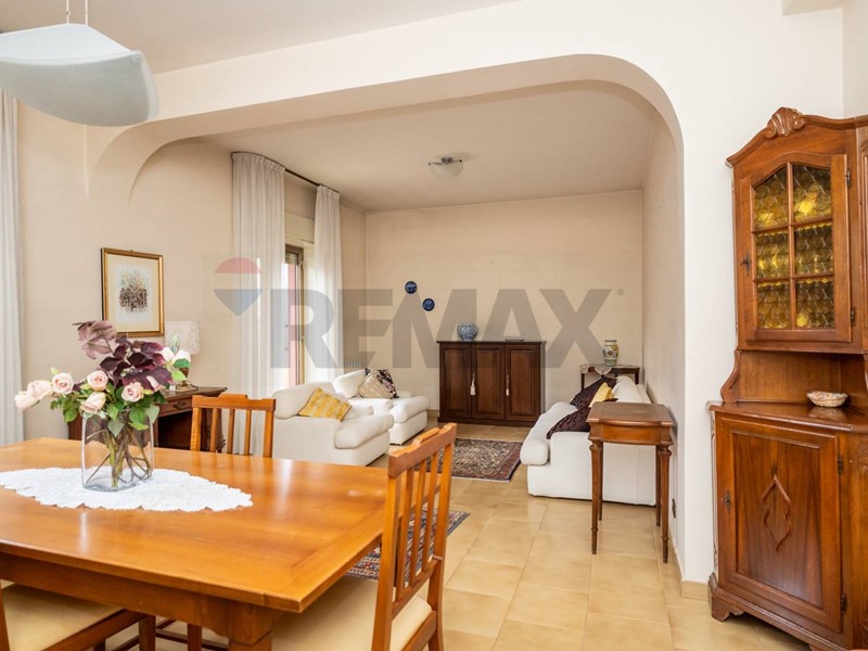 Appartamento in Vendita a Francavilla di Sicilia, 95'000&euro;, 149 m²
