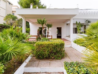 Villa in Affitto a Bari, 4'000&euro;, 250 m²