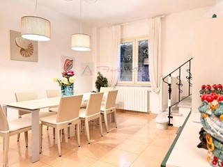 Villa in Vendita a Forte dei Marmi, 1'990'000&euro;, 188 m²