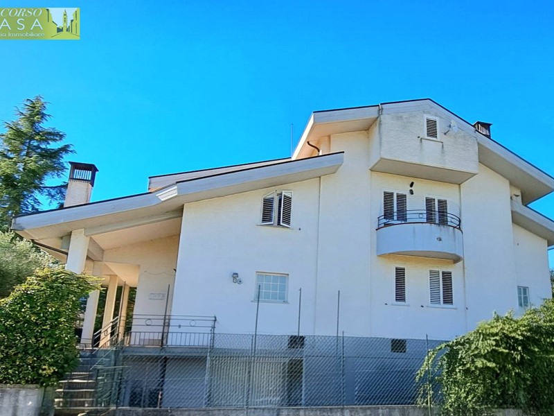 Villa in Vendita a Colledara, 199'000&euro;, 360 m², con Box