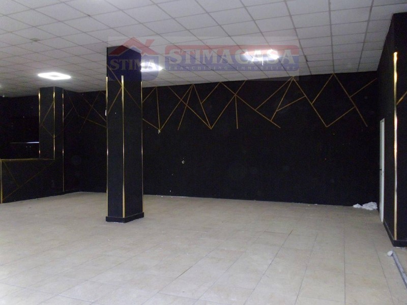 Immobile commerciale in Affitto a Casoria, 1'800&euro;, 220 m²