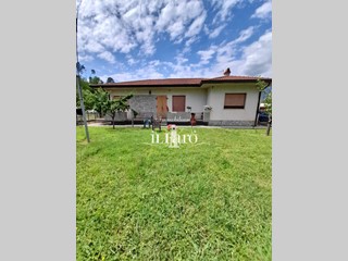 Villa in Vendita a Camaiore, 380'000&euro;, 145 m², arredato