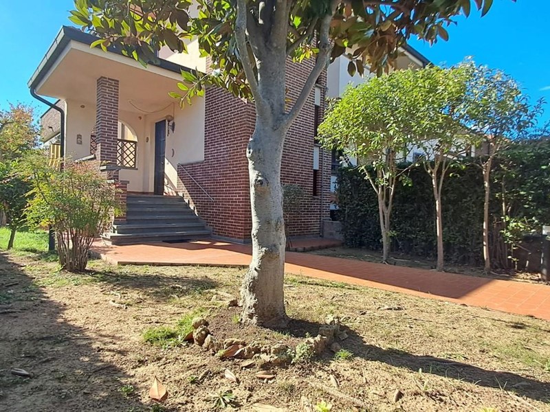 Villa bifamiliare in Vendita a Cecina, 490'000&euro;, 147 m², arredato, con Box