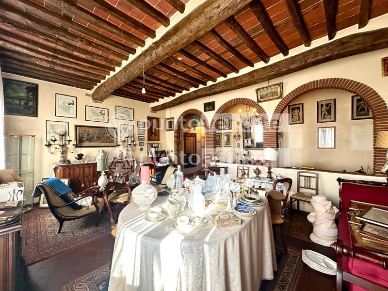 Appartamento in Vendita a Lucca, zona San Vito, 230'000&euro;, 188 m², arredato
