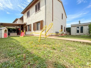 Trilocale in Vendita a Cecina, 268'000&euro;, 70 m², con Box