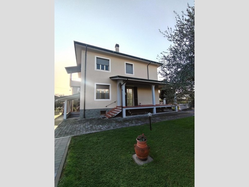 Villa in Vendita a Massa, zona Marina di Massa, 790'000&euro;, 260 m², arredato