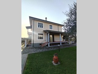 Villa in Vendita a Massa, zona Marina di Massa, 790'000&euro;, 260 m², arredato