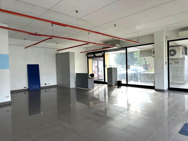 Immobile commerciale in Affitto a Porcari, 650&euro;, 90 m²