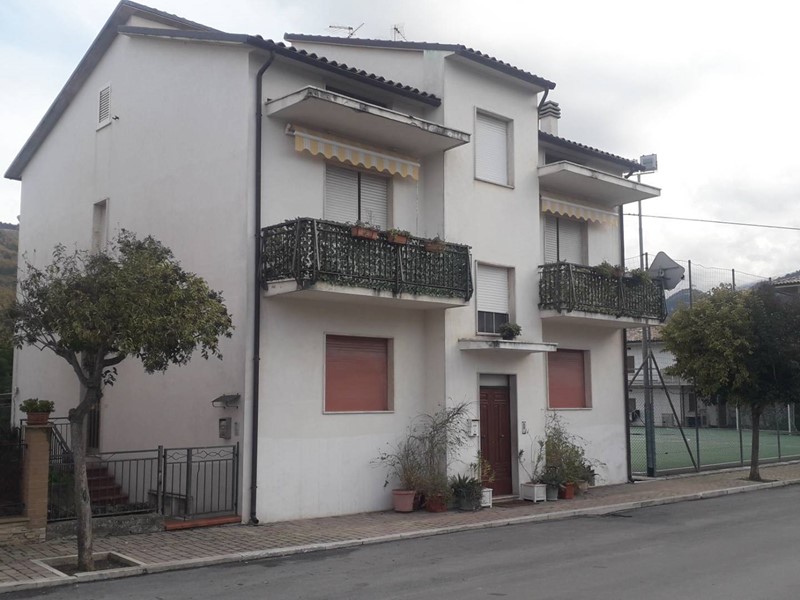 Casa Semi Indipendente in Vendita a Serramonacesca, 65'000&euro;, 100 m²