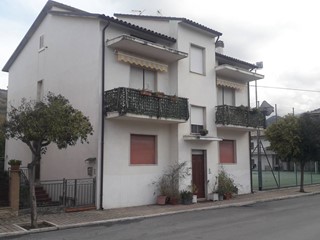 Casa Semi Indipendente in Vendita a Serramonacesca, 65'000&euro;, 100 m²