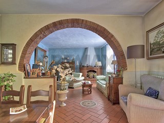 Casa Semi Indipendente in Vendita a Figline e Incisa Valdarno, 450'000&euro;, 300 m²