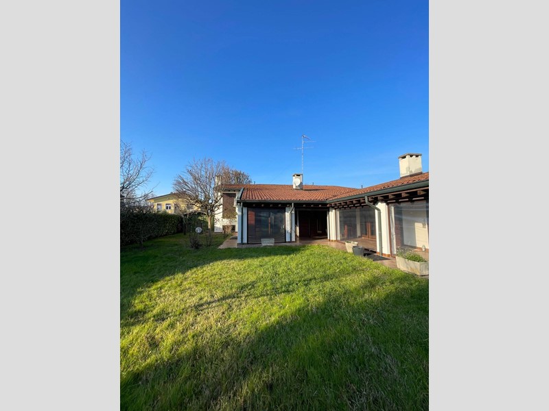 Villa in Vendita a Curtatone, 550'000&euro;, 300 m²