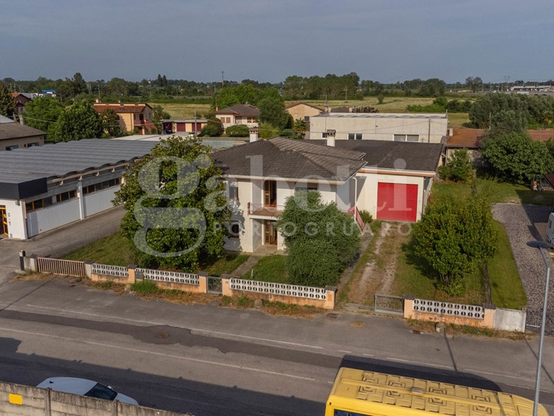 Capannone in Vendita a Gruaro, 80'000&euro;, 435 m²