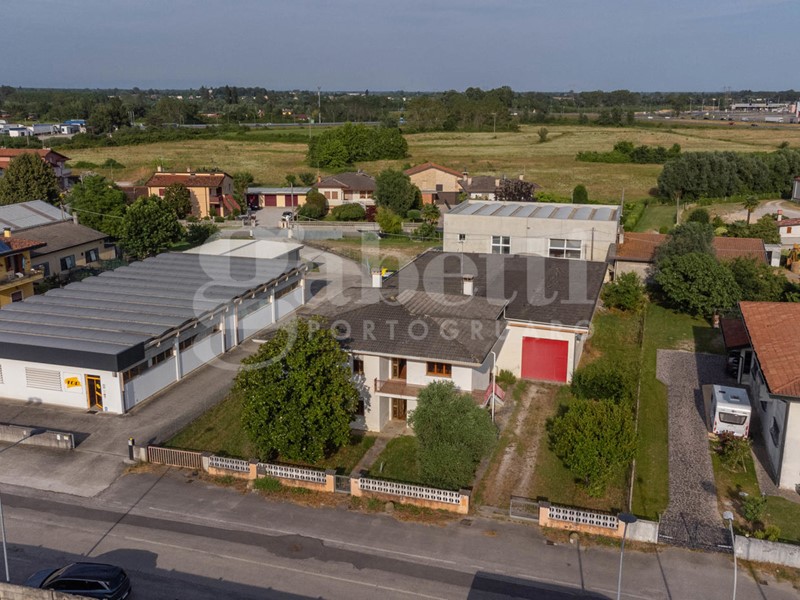 Casa Indipendente in Vendita a Gruaro, 240'000&euro;, 320 m²