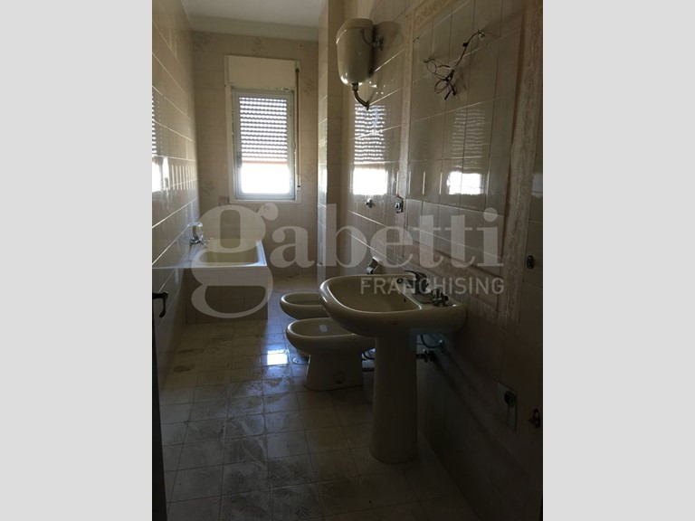 Trilocale in Vendita a Brindisi, 109'000&euro;, 99 m², con Box