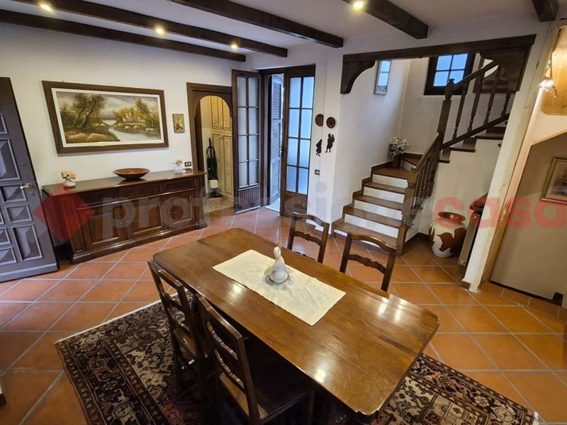 Villa in Vendita a Parabiago, 440'000&euro;, 250 m², con Box